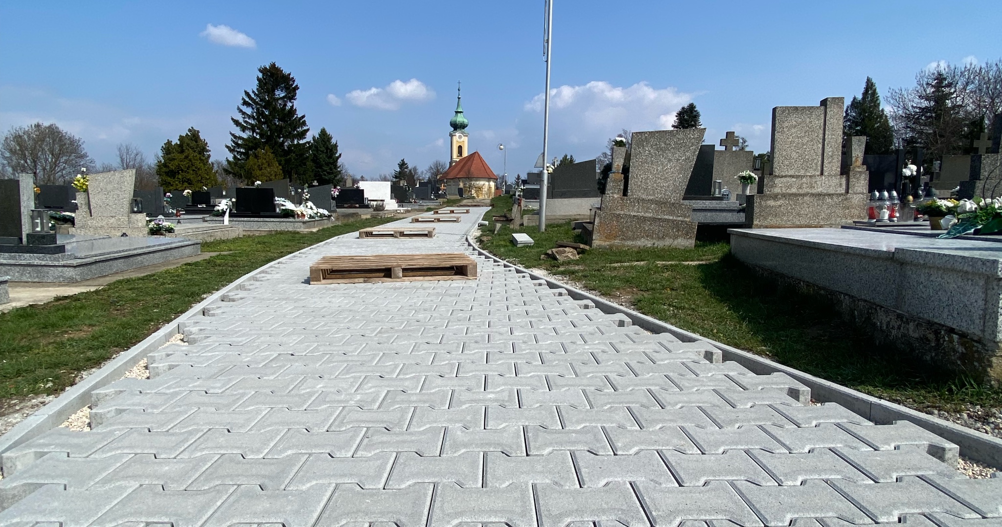 Rekonštrukcia chodníka na cintoríne