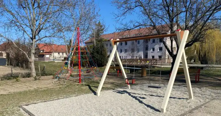 Zelená infraštruktúra v centre s detskými mobiliármi
