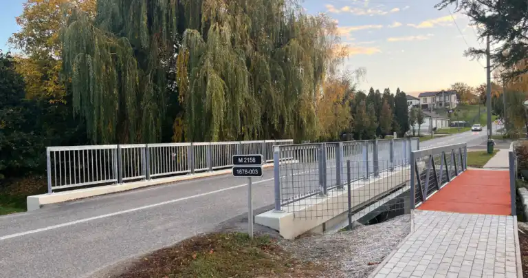 Rekonštrukcia hlavného mosta a obnova chodníka v centre obce