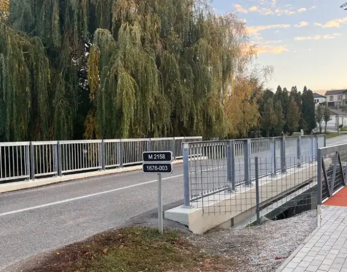 Rekonštrukcia hlavného mosta a obnova chodníka v centre obce