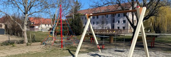 Zelená infraštruktúra v centre s detskými mobiliármi