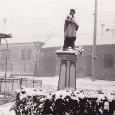 Za_sv.Janom_este_dom_Reziny_Majovej-obchod-_16.1.1971